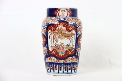 CHINE. Vase à épaulement en porcelaine à...