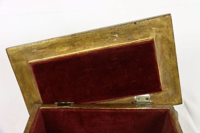 Coffret en bois sculpté et doré dans la goût...