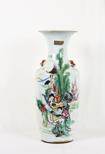 CHINE. Vase en porcelaine polychrome à décor...