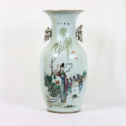 CHINE. Vase en porcelaine à décor d'une courtisane...