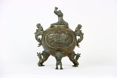 CHINE. Brûle parfum. Globe supporté par trois...