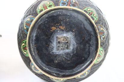 CHINE. Vase en bronze et émail cloisonné...