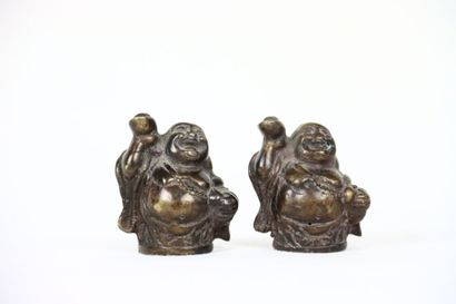 Chine. Paire de magots en bronze patiné tenant...