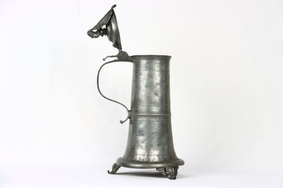 Chope tronconique en étain. Couvercle au...