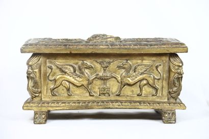 Coffret en bois sculpté et doré dans la goût...