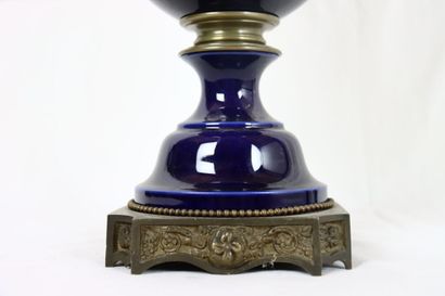 SEVRES, dans le goût de. Grand vase couvert...