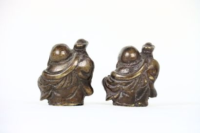 Chine. Paire de magots en bronze patiné tenant...