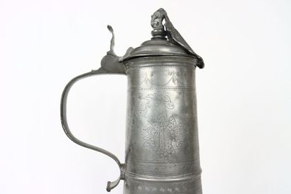 Chope tronconique en étain. Couvercle au...