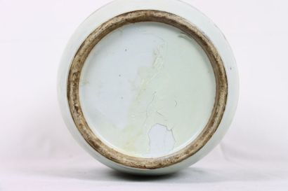 CHINE. Pot couvert en porcelaine polychrome...