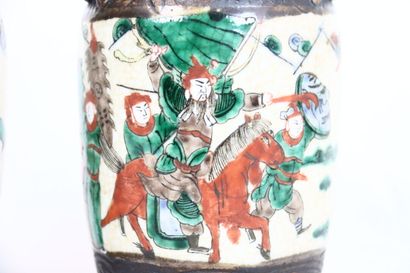 CHINE. CANTON. Paire de vases en porcelaine...