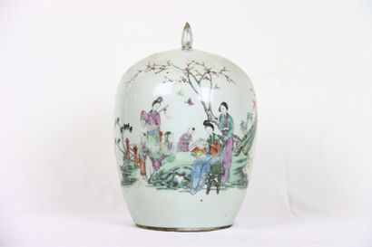 CHINE. Pot couvert en porcelaine polychrome...