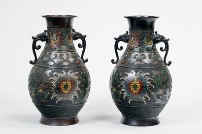 JAPON, vers 1900. Paire de vases en bronze...