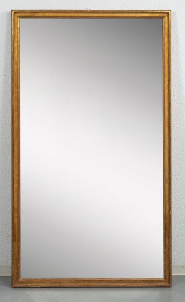 Miroir à cadre en stuc doré. travail du XIX...