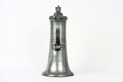 Chope tronconique en étain. déversoir figurant...