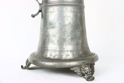 Chope tronconique en étain. Couvercle au...