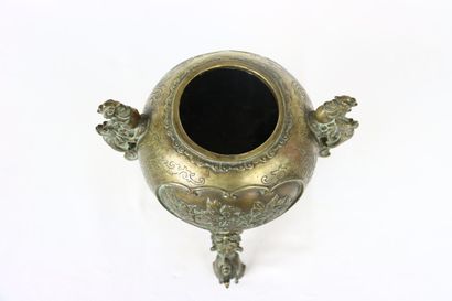 CHINE. Brûle parfum. Globe supporté par trois...