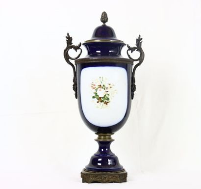 SEVRES, dans le goût de. Grand vase couvert...