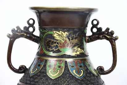 CHINE. Vase en bronze et émail cloisonné...