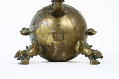 CHINE. Brûle parfum. Globe supporté par trois...