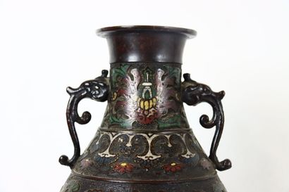 JAPON, vers 1900. Paire de vases en bronze...