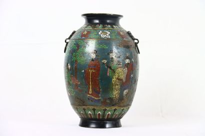 CHINE. XIX ème siècle. Vase en bronze à décor...