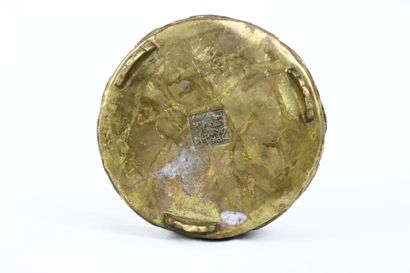CHINE. Brûle parfum en bronze. Base circulaire...