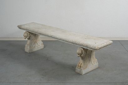 Important banc en marbre blanc reposant sur...