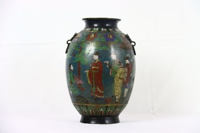 CHINE. XIX ème siècle. Vase en bronze à décor...