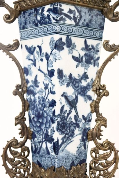 Vase cornet en porcelaine craquelée blanc...