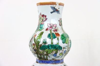 CHINE. Vase double gourde en porcelaine polychrome...