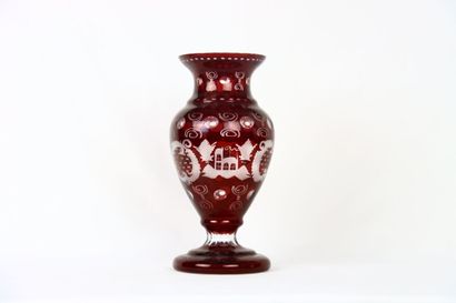 Bohème. Vase en cristal taillé rouge et blanc...