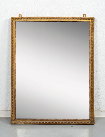 Miroir dans un cadre en bois et stuc doré...