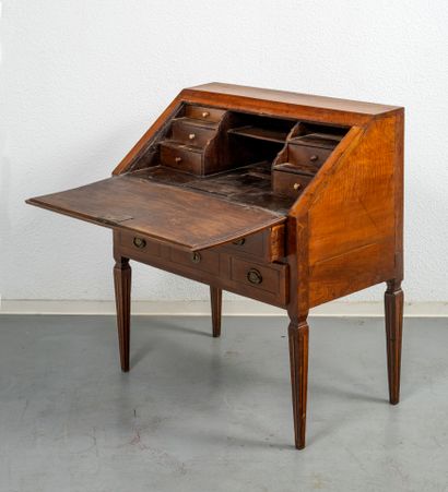 Secrétaire en pente en bois marqueté à décor...