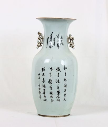 CHINE. Vase en porcelaine à décor d'une courtisane...