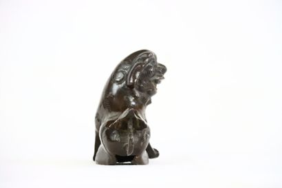 CHINE. Chien de Fô en bronze patiné. Dimensions...