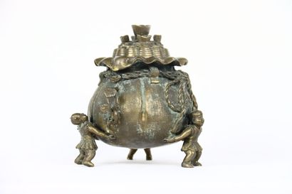CHINE. Brûle parfum en bronze doré en forme...