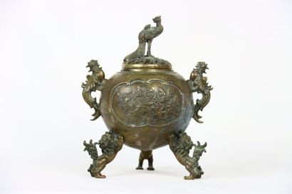 CHINE. Brûle parfum. Globe supporté par trois...