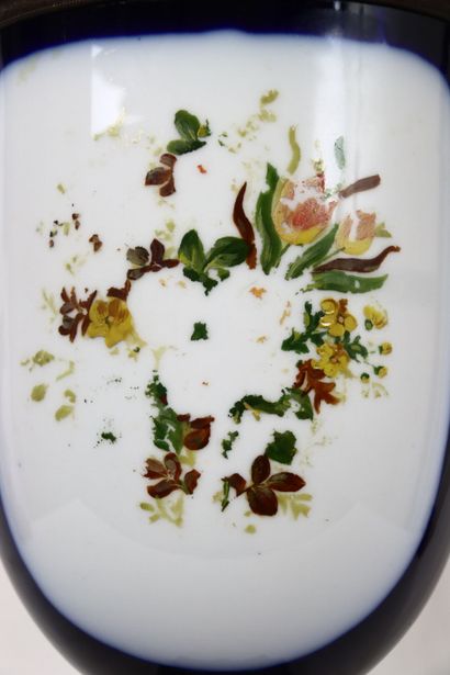 SEVRES, dans le goût de. Grand vase couvert...