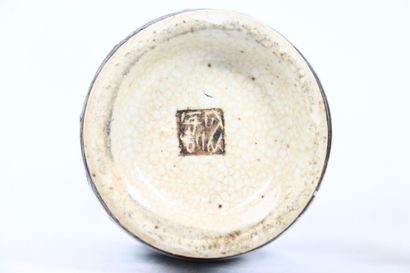 CHINE. CANTON. Paire de vases en porcelaine...