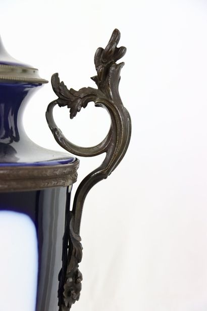 SEVRES, dans le goût de. Grand vase couvert...