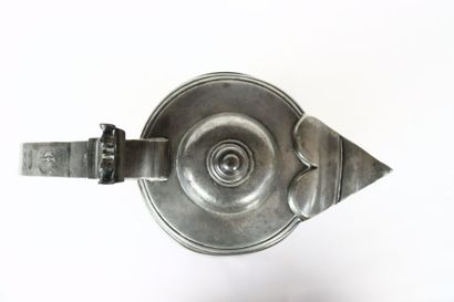 Chope tronconique en étain. déversoir figurant...