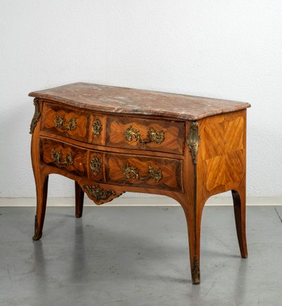 Commode sauteuse en bois marqueté, décor...