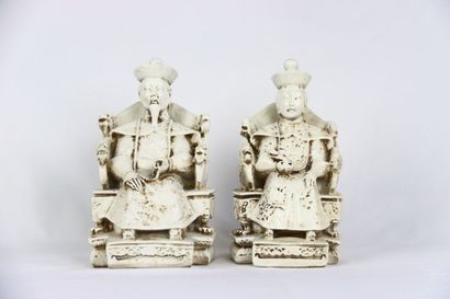 CHINE. Paire de statuettes en résine figurant...