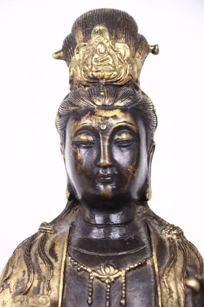 CHINE. Statuette en bronze patiné et doré...