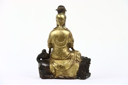 CHINE. Statuette en bronze patiné et doré...