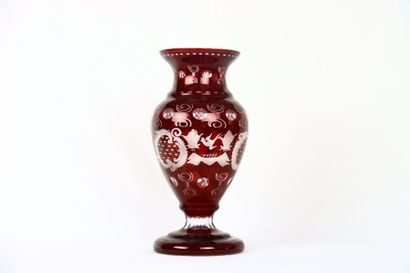 Bohème. Vase en cristal taillé rouge et blanc...