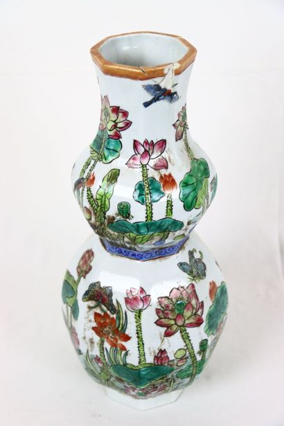 CHINE. Vase double gourde en porcelaine polychrome...
