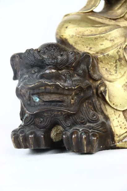 CHINE. Statuette en bronze patiné et doré...