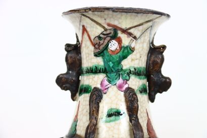 CHINE. CANTON. Paire de vases en porcelaine...