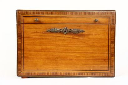 Coffret en bois marqueté à filets noircis,...